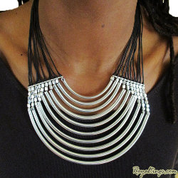 Collier plastron tribal ethnique