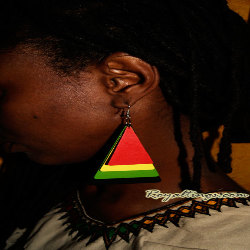 Boucles d oreilles rasta Pyramide Bois